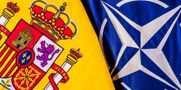 La bandera de la OTAN y la de España