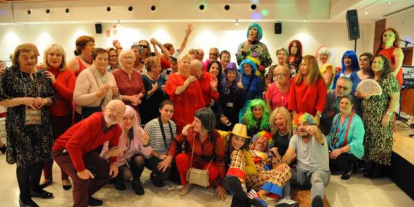 Varias personas disfrutando de la navidad en familia organizada por la ONCE