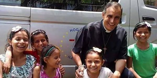 El Padre Ignacio María junto a los niños/Religión en Libertad
