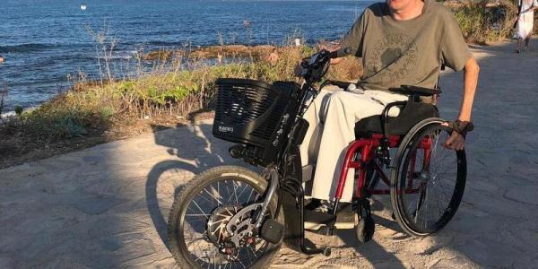Usuario de silla de ruedas en el paseo marítimo de Dénia