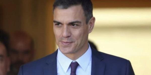 Primer plano del presidente del Gobierno Pedro Sánchez con traje y corbata oscura 