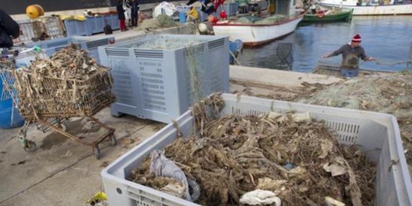 Contenedores con las redes repletas de desechos que han recogido los pescadores. Foto de La Vanguardia