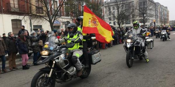 Las motos pasan por la acera recoletos durante el desfile de banderas EUROPA PRESS
