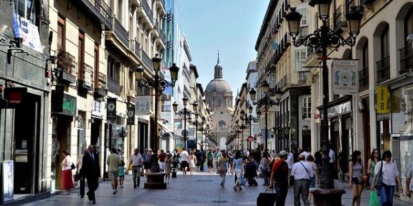 Población paseando por Zaragoza. Foto Pixabay