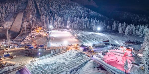 El laberinto de hielo en Polonia, iluminado durante la noche con diferentes luces