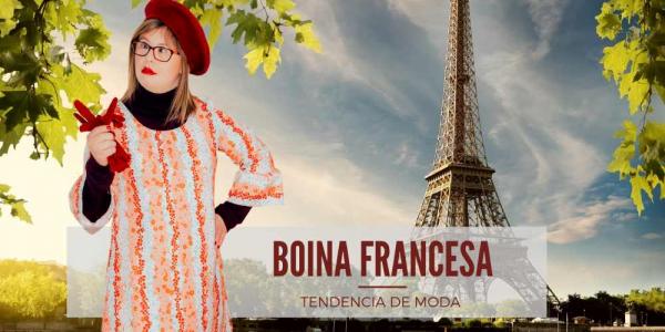 Paola Torres vistiendo una boina francesa con la Torre Eiffel de fondo