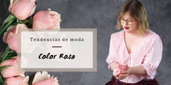 Paola Torres con una camisa de color rosa