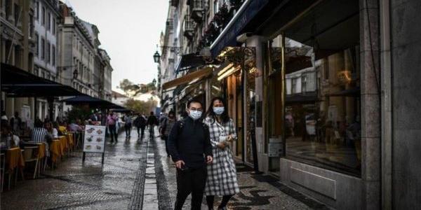 El centro de Lisboa está vacío y solo se ven un par de personas con mascarilla 