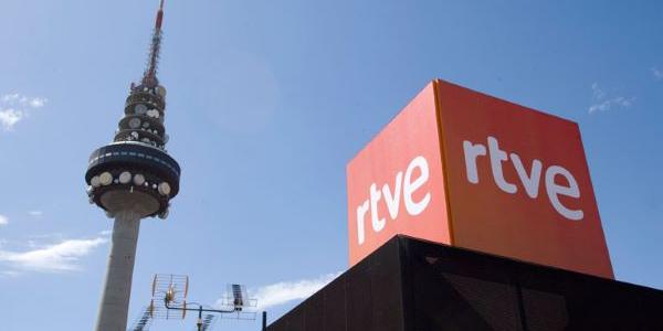 Sede de RTVE con la torre del "pirulí" a la izquierda 