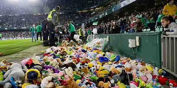 El Real Betis inunda el Villamarín de peluches por una buena causa