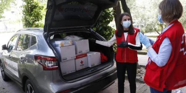 La Reina Leticia se implica con los trabajos de Cruz Roja en Madrid. 