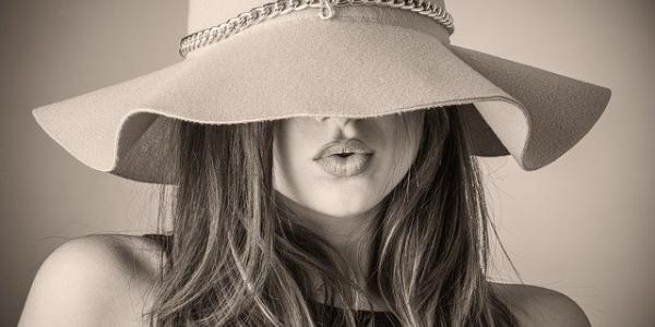 Mujer con un sombrero cubriendo la mitad de la cara. Foto de Pixabay