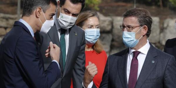 El presidente Sánchez hablando a la izquierda junto a Moreno Bonilla, Núñez Feijóo y Pastor a su llegada a la clausura del Foro La Toja 