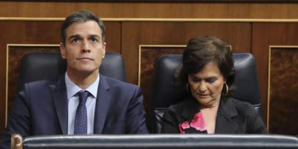 Pedro Sánchez, junto a la vicepresidenta Carmen Calvo | EFE