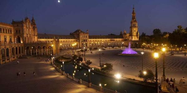 Sevilla y Valencia, las ciudades españolas que se han iluminado por el #WeThe15