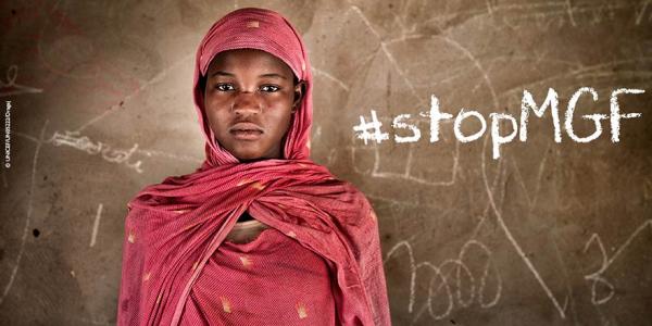 Una niña africana, junto a las palabras Stop Mutilación Genital Femenina. Foto de Unicef