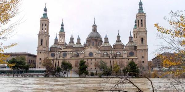 El Ebro, a su paso por Zaragoza, y su crecida por el temporal.