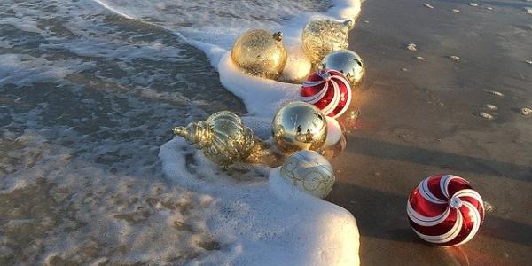 adornos navideños bañados por las olas del mar