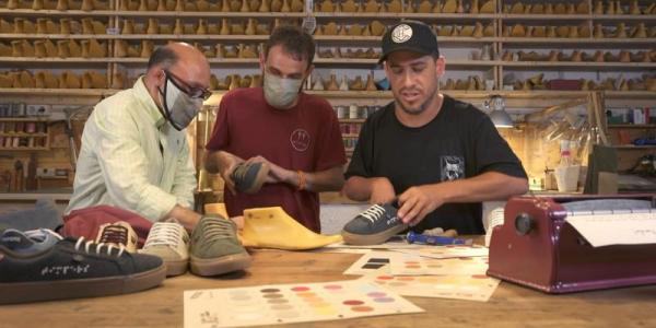 Diego Soliveres (en el centro) ayuda a Jesús Vidal y el Langui a diseñar sus propias zapatillas | Foto: RTVE