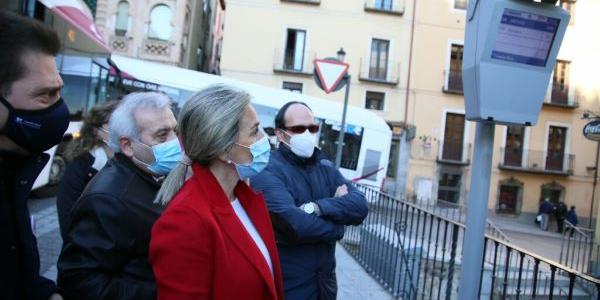 Responsables del Ayuntamiento de Toledo y de la ONCE comprueban el sistema de voz a distancia 