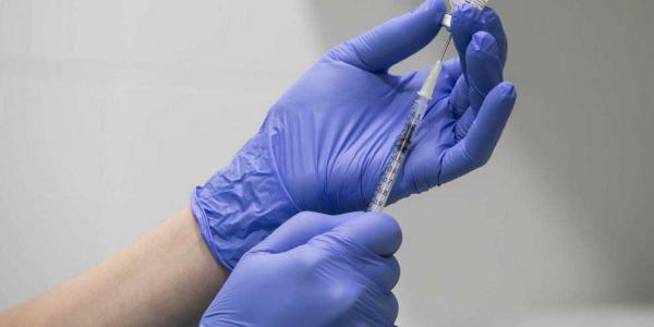 Las vacunas de Pfizer y Moderna reducen el riesgo de infección
