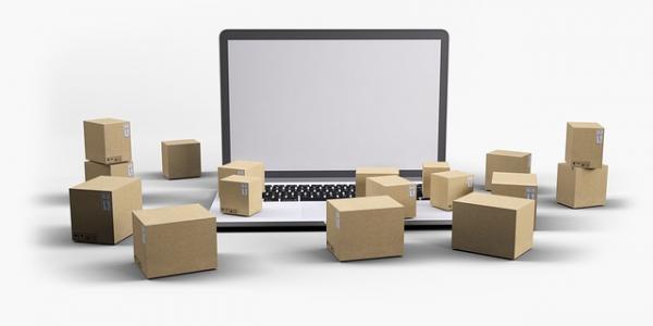 Imagen ilustrativa de compras online, una laptop con cajas de envío encima