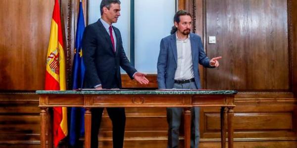 Pedro Sánchez y Pablo Iglesias en la firma del acuerdo de Gobierno.