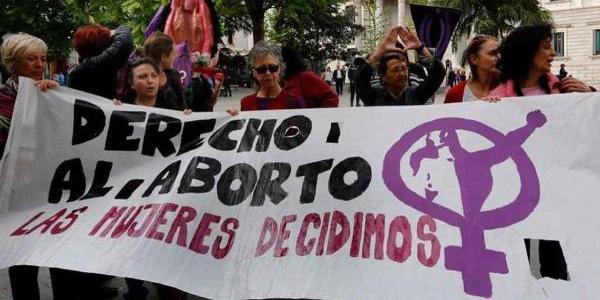 Varias mujeres en una manifestación por el aborto libre