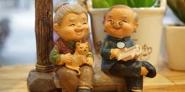 Dos figuritas de abuelos charlando felices