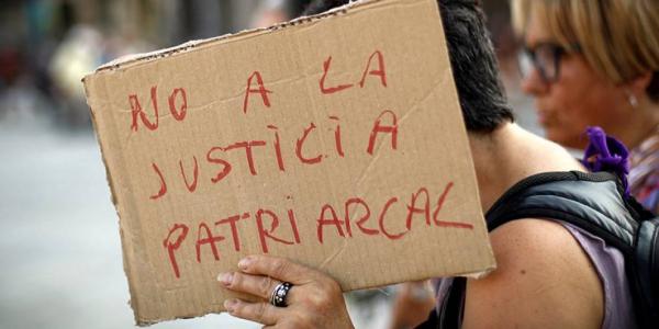 Mujer con un cartel que dice: No a la justicia patricarcal