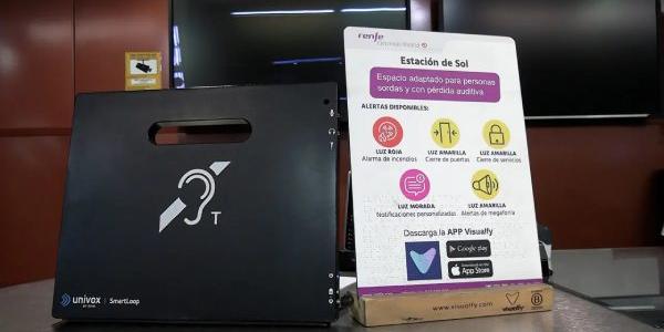 Punto informativo sobre estación de cercanías accesible a personas sordas