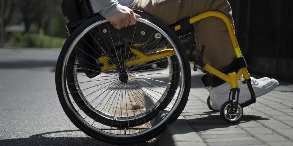 Persona con discapacidad con obstáculos en la vía pública
