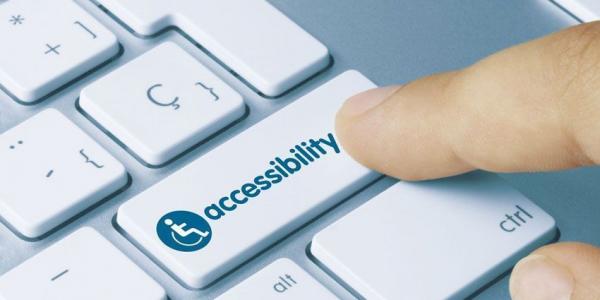 Teclado de un ordenador con una tecla de accesibilidad 