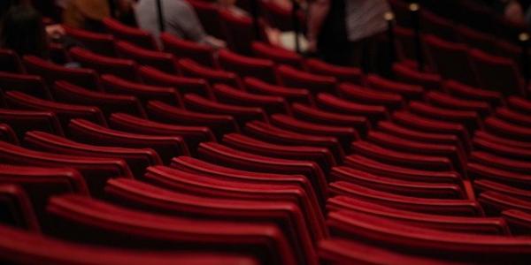 Butacas rojas en el teatro 