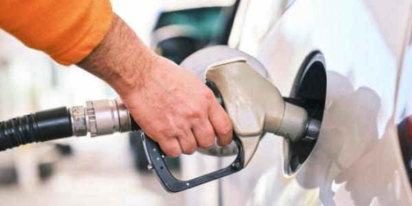 Persona repostando combustible para su coche