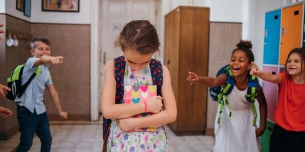 Niña sufriendo acoso escolar / https://mexico.unir.net/ Niña sufriendo acoso escolar