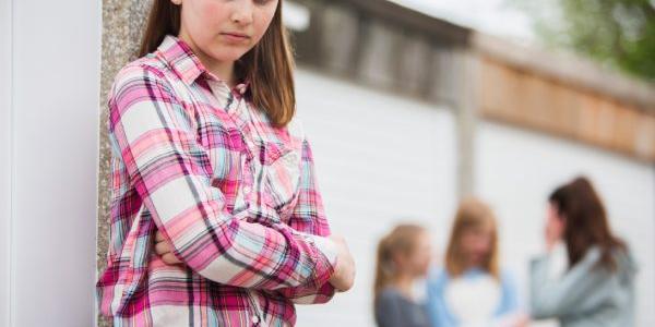 Adolescentes en el patio de un colegio 