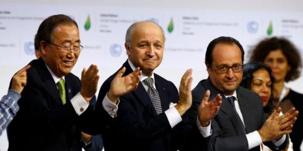 Ban ki-Moon, Laurent Fabius y Francois Hollande, aplauden tras hacer cuajar el Acuerdo de París, en diciembre de 2015. 