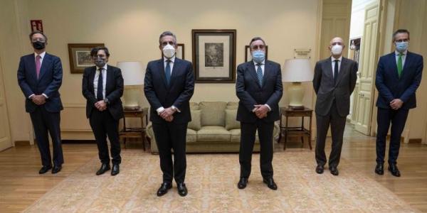 Responsables de ONCE y el Corte inglés en una foto de grupo, traje y mascarilla 