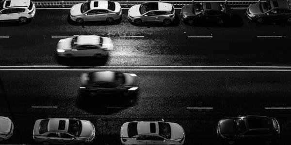 Coches en autopista adelantando por el carril izquierdo/ pixebay