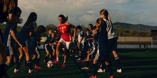 Niñas practicando deporte
