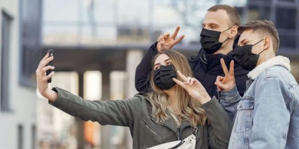 Jóvenes haciéndose un selfie con mascarillas en pandemia (Foto Prensa Libre: Pexels)