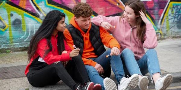 Los adolescentes fuman, beben y se drogan cada vez menos