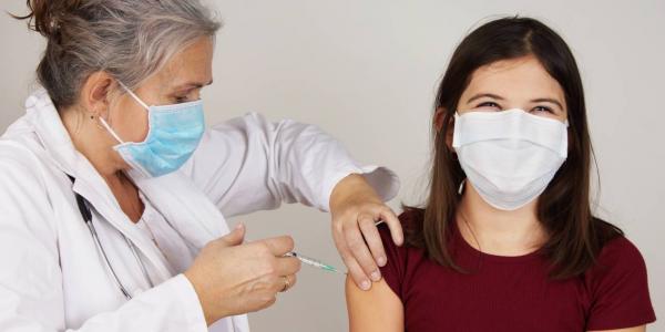 La EMA aprueba vacunar con Pfizer a los adolescentes de entre 12 y 15 años