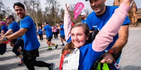 Miembros del Equipo Zurich Aefat participando en la maratón de Sevilla