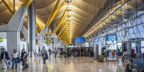 Aeropuerto Adolfo Suárez-Barajas: los pasajeros deambulan entre las novedosas dependencias de la instalación.  