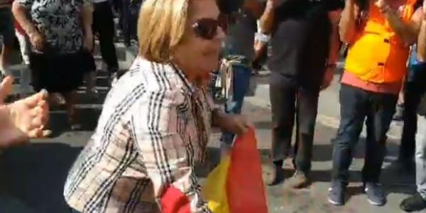 agresión mujer bandera españa proces