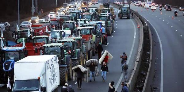 Agricultores franceses en la autopista durante sus protestas.