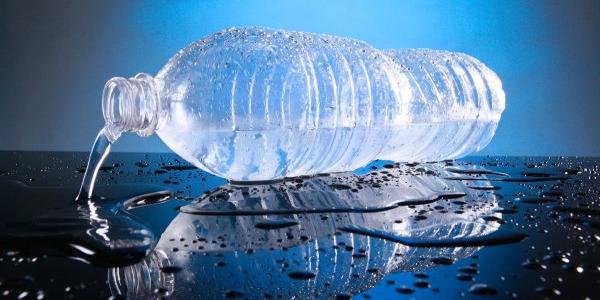 Agua embotellada en plástico no reciclado