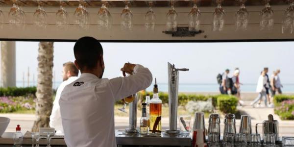 Camarero en una barra de bar sirviendo una cerveza